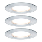 Drei runde LED-Einbaustrahler aus gebürstetem Aluminium in Silber für moderne Wohnraumbeleuchtung.