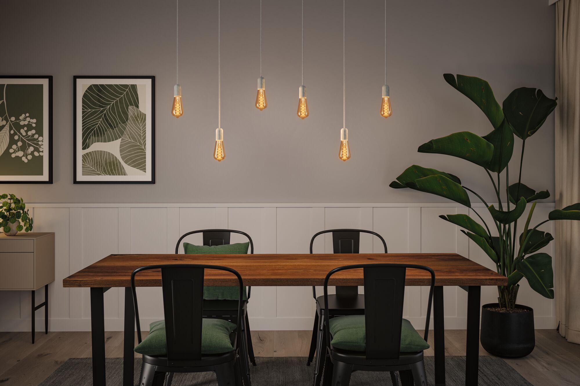 Moderne spisestue med træbord, sorte metalstole og varme LED-hængelamper til boligbelysning.