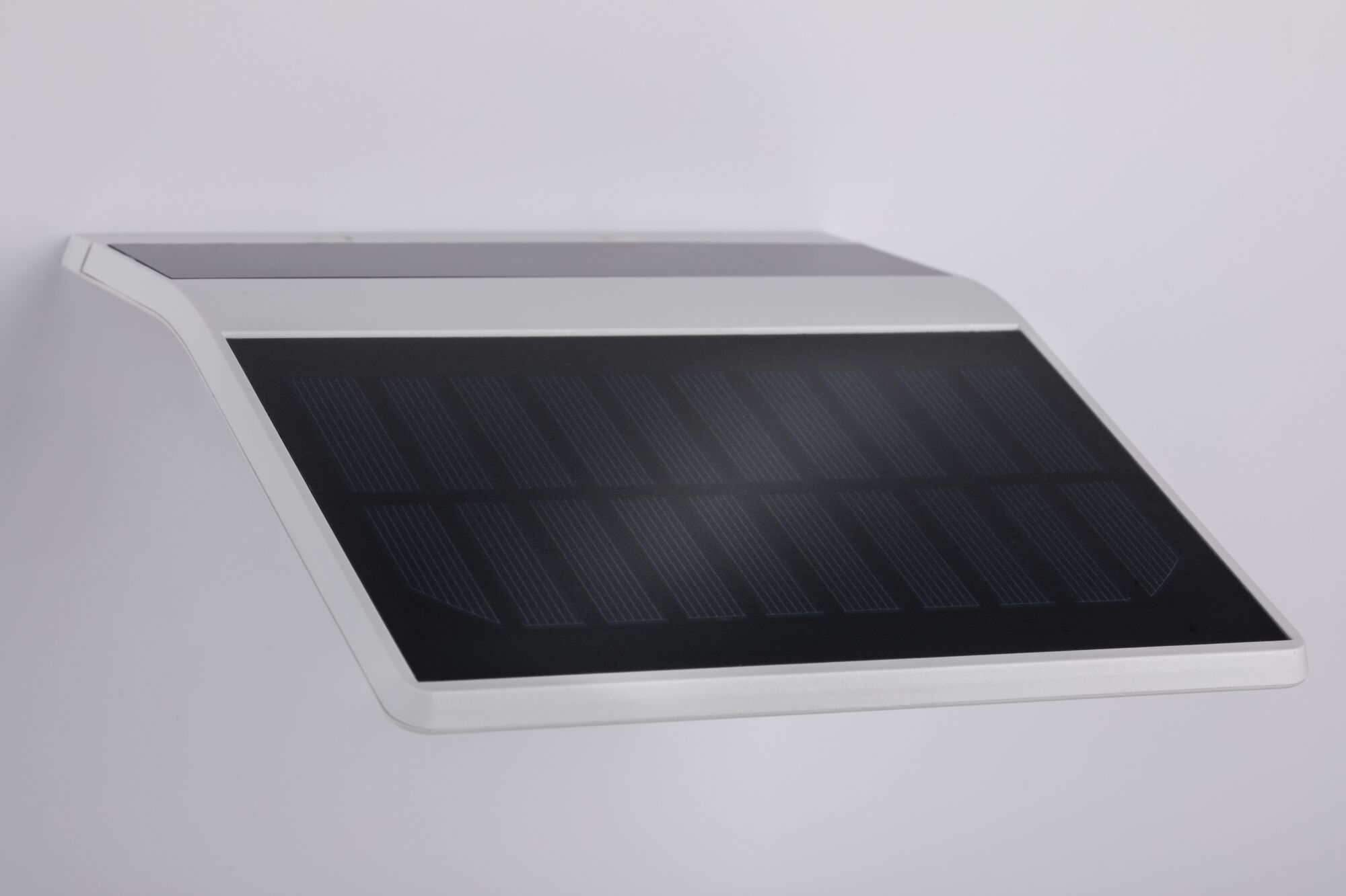 Hvidt solpanel med sort overflade til bæredygtig energiproduktion i moderne design