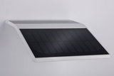 Weißes Solarpanel mit schwarzer Oberfläche zur nachhaltigen Energiegewinnung im modernen Design