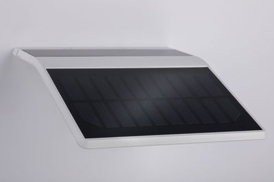 Hvidt solpanel med sort overflade til bæredygtig energiproduktion i moderne design