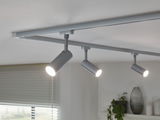 Drie zilveren LED-spotlights aan plafondrail voor moderne woonverlichting