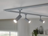 Drei silberne LED-Strahler an einer Decken-Schiene für moderne Wohnraumbeleuchtung