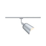 Moderner silberner LED-Strahler aus Metall an Schienensystem für flexible Beleuchtung