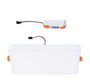 Weißes LED-Panel mit orangefarbenem Anschluss und schwarzem Kabel für moderne Beleuchtung