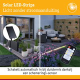 Zonne-LED-strips met zwart zonnepaneel en afstandsbediening in moderne tuin met zithoek