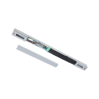 Open zilverkleurige aluminium behuizing met zichtbare elektrische draden en aansluitklem voor LED-verlichting
