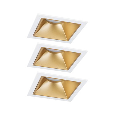Drei quadratische Einbaustrahler mit weißem Rahmen und goldfarbenem Reflektor für moderne LED-Beleuchtung