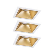 Drei quadratische Einbaustrahler mit weißem Rahmen und goldfarbenem Reflektor für moderne LED-Beleuchtung