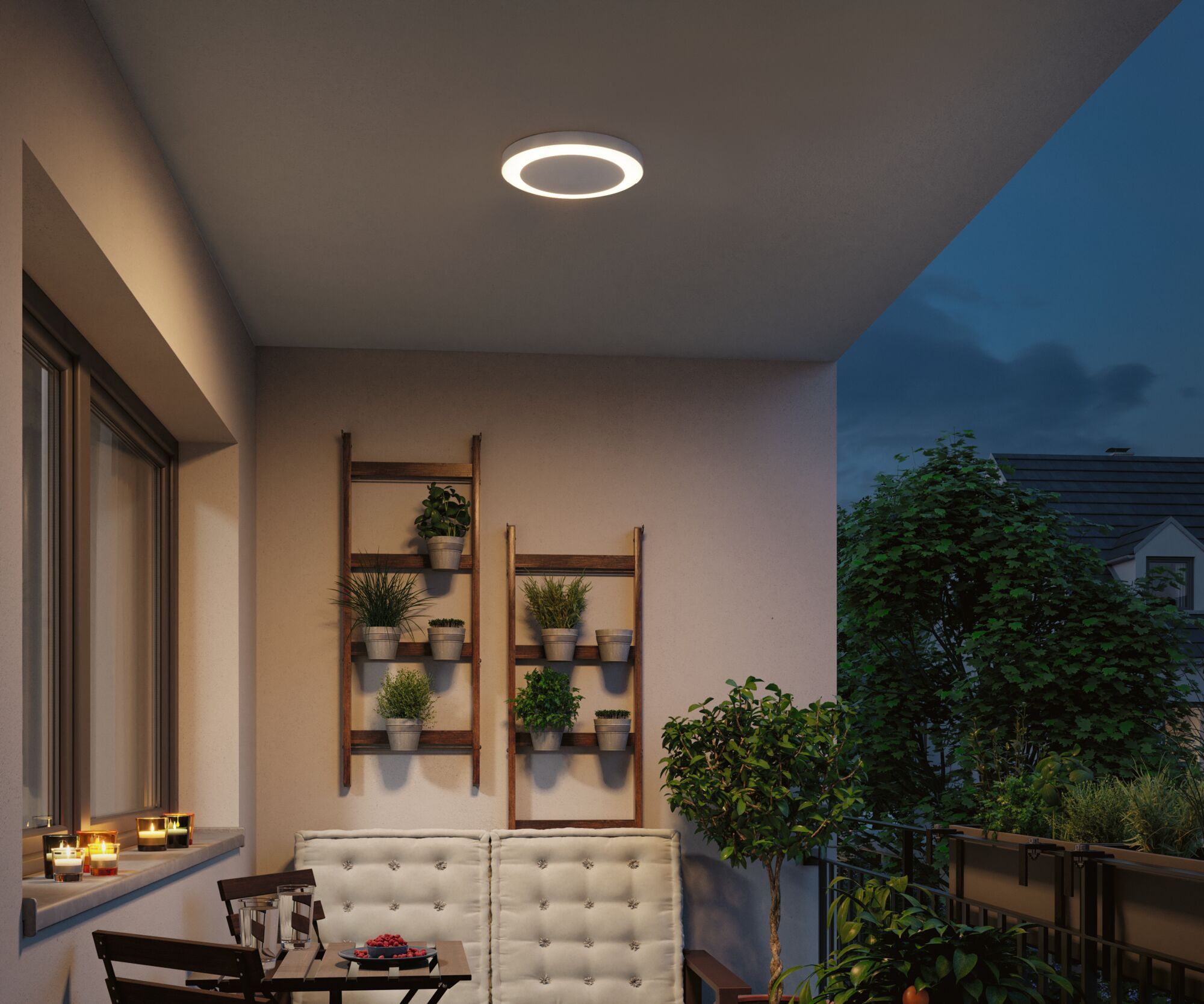 Plafonnier LED rond blanc avec lumière chaude sur balcon avec plantes et coin salon