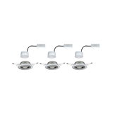 Trois spots encastrés LED blancs avec cadre argenté et câble de connexion pour éclairage moderne