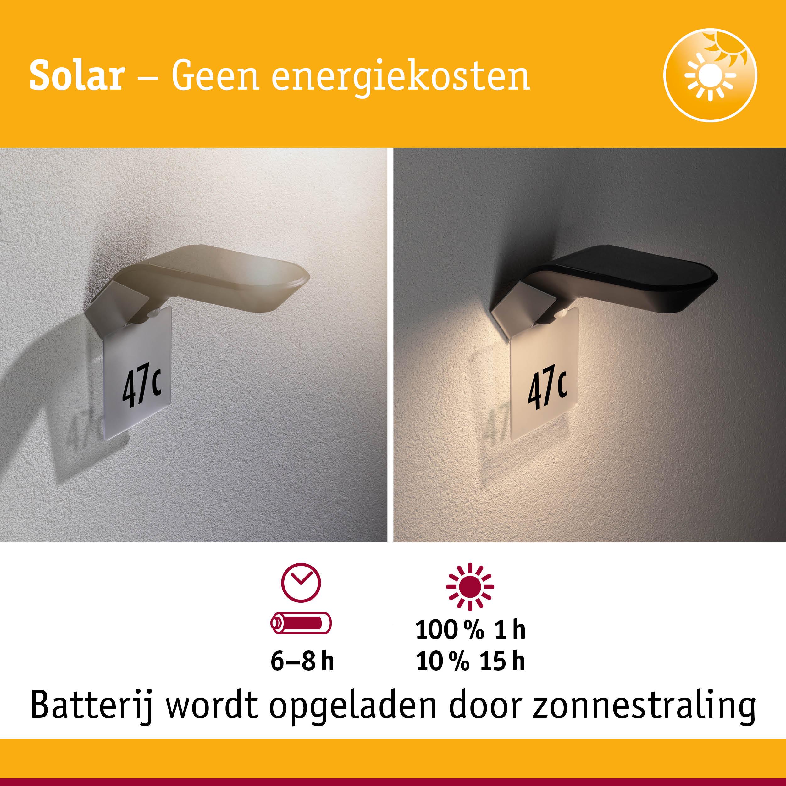 Zwart solar wandlampje met huisnummer 47c, toont oplaadtijden en energiebesparing