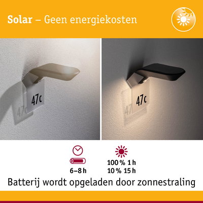Zwart solar wandlampje met huisnummer 47c, toont oplaadtijden en energiebesparing