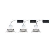 Drie witte LED-inbouwspots met zilverkleurige metalen rand en zwarte aansluitdoos voor moderne verlichting