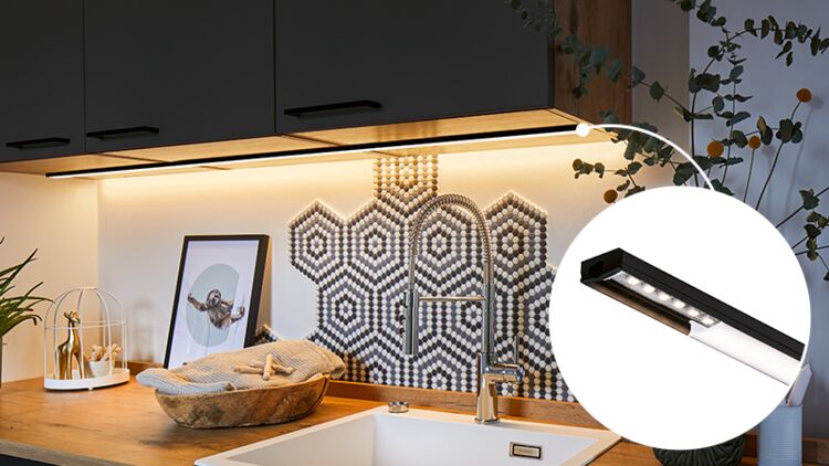 Moderne stue med varm hvid LED-profillys på vægge og pejs til stemningsfuld belysning.