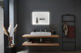 Moderne badkamer met witte keramische wastafel op houten planken en verlichte spiegel