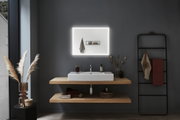 Modernes Badezimmer mit beleuchtetem quadratischem Spiegel, weißem Keramikwaschbecken und Holzregalen