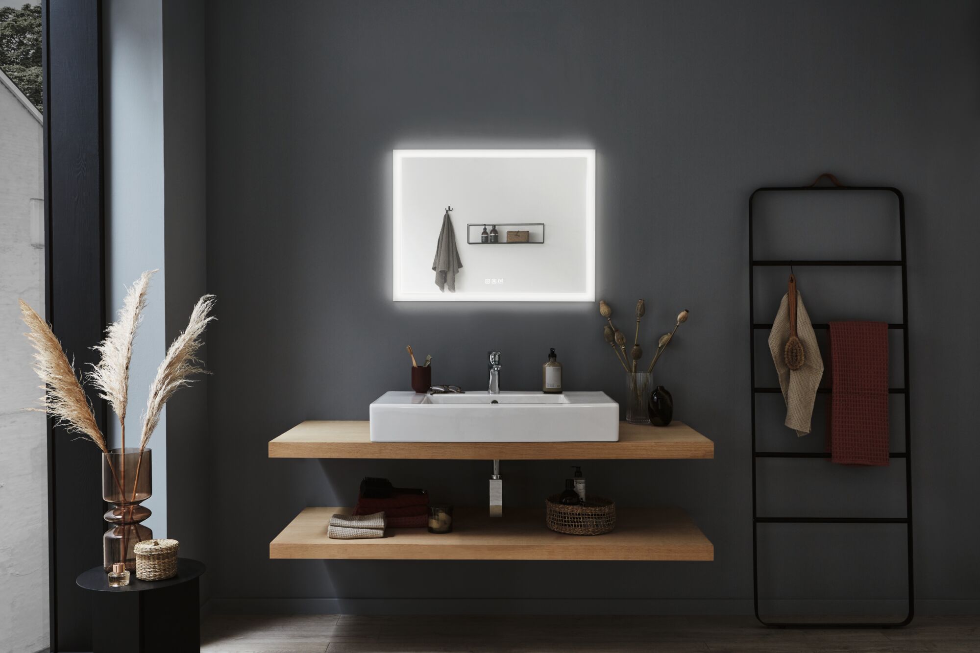 Modernes Badezimmer mit beleuchtetem quadratischem Spiegel, weißem Keramikwaschbecken und Holzregalen