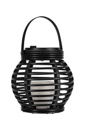 Zwarte metalen lantaarn met rond rasterontwerp en wit kaarsenglas voor sfeervolle verlichting.