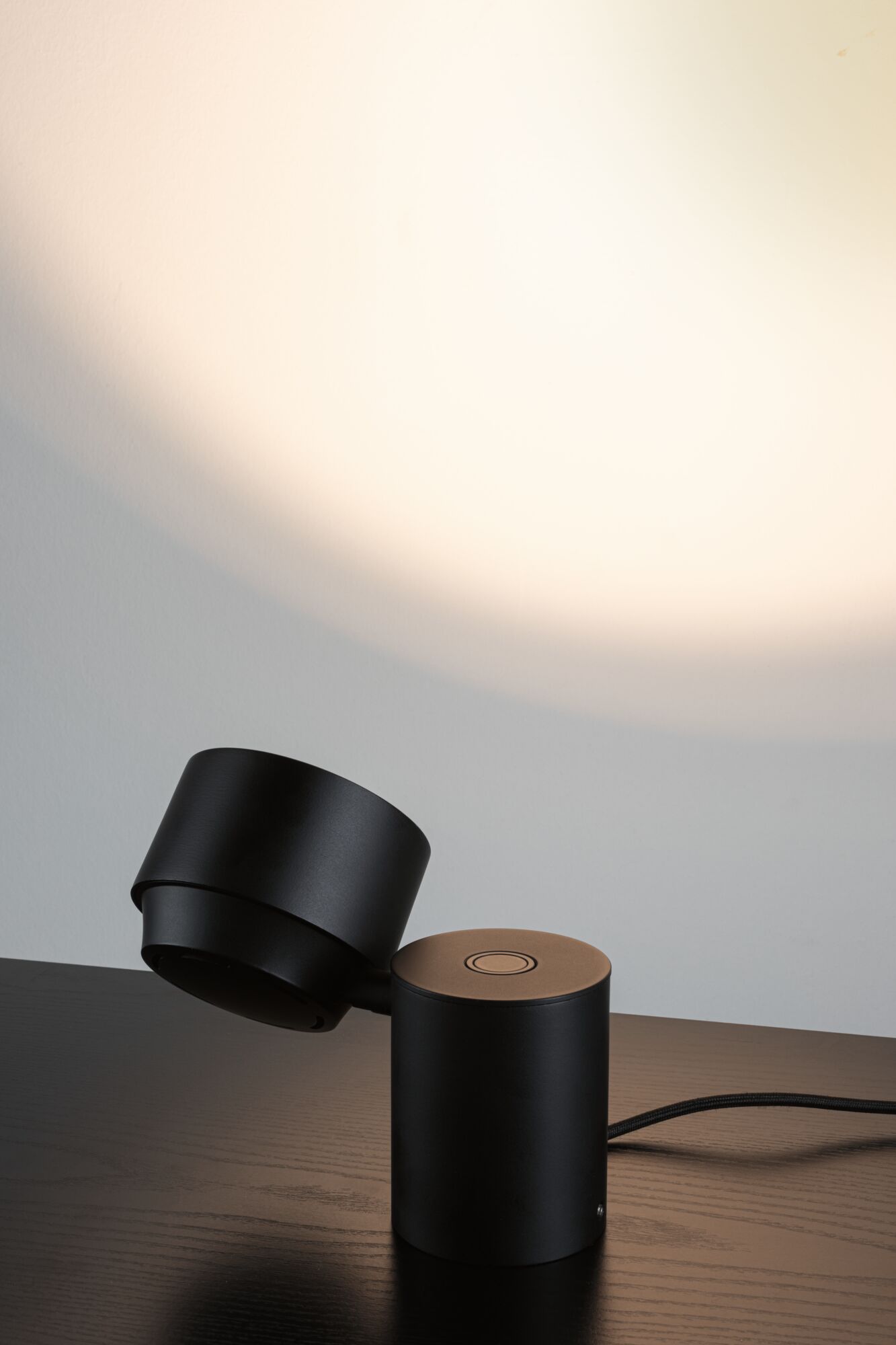 Sort LED-bordlampe i metal med justerbart hoved til fokuseret belysning i opholdsrum