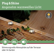 LED-Einbauleuchte mit warmweißem Licht auf Holzterrasse für stimmungsvolle Gartenbeleuchtung