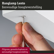 Close-up van hand die zilverkleurige kabel van witte Lento hanglamp vasthoudt met eenvoudige hoogteverstelling
