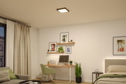 Quadratische Deckenleuchte mit schwarzem Rahmen und warmweißem Licht in modernem Schlafzimmer mit Arbeitsbereich