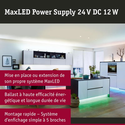 Cuisine moderne avec éclairage LED sous les armoires blanches et îlot avec lumière d'ambiance colorée