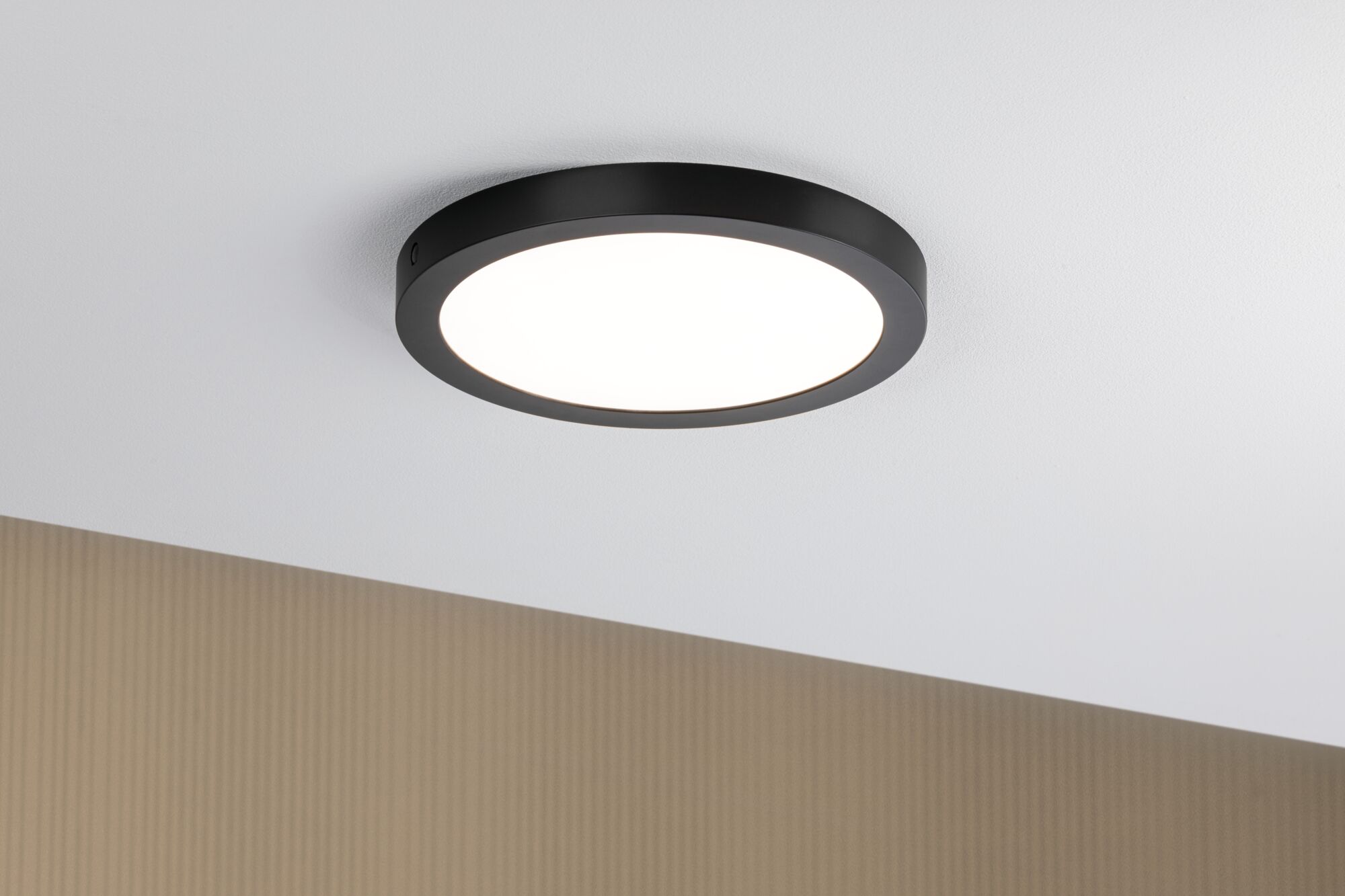 Plafonnier LED rond avec cadre en métal noir et diffuseur blanc pour éclairage moderne