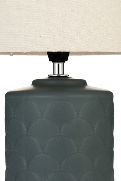 Tischlampe mit dunkelgrünem Keramikfuß und cremefarbenem Stoffschirm für Wohnraumbeleuchtung