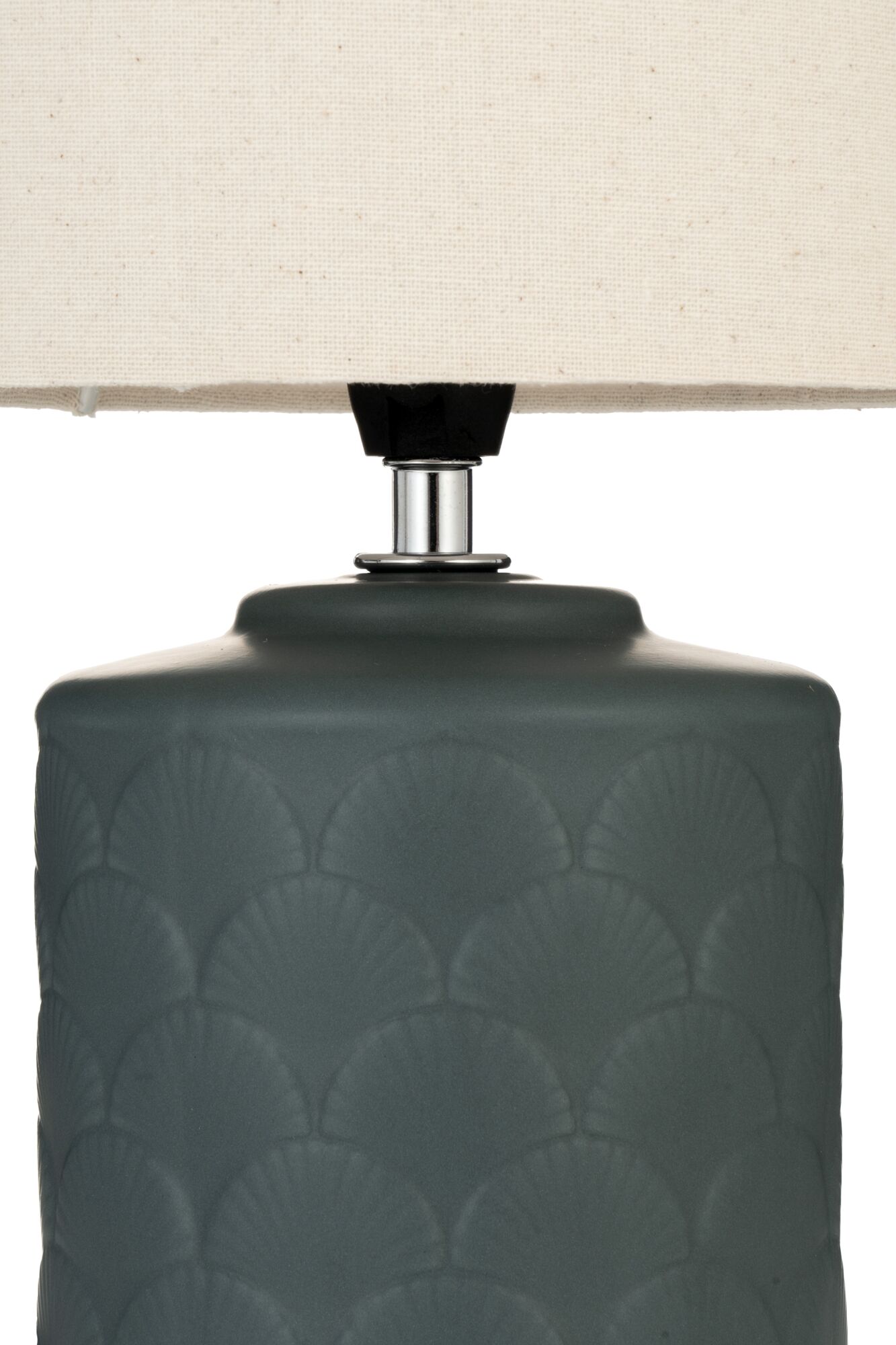 Tischlampe mit dunkelgrünem Keramikfuß und cremefarbenem Stoffschirm für Wohnraumbeleuchtung