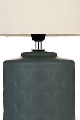 Tischlampe mit dunkelgrünem Keramikfuß und cremefarbenem Stoffschirm für Wohnraumbeleuchtung