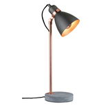 Moderne bureaulamp met grijze betonnen voet en koperen metalen frame voor stijlvolle verlichting.