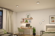 Modernes Wohnzimmer mit zwei runden LED-Deckenleuchten und Wandlampen in Weiß für gemütliche Beleuchtung