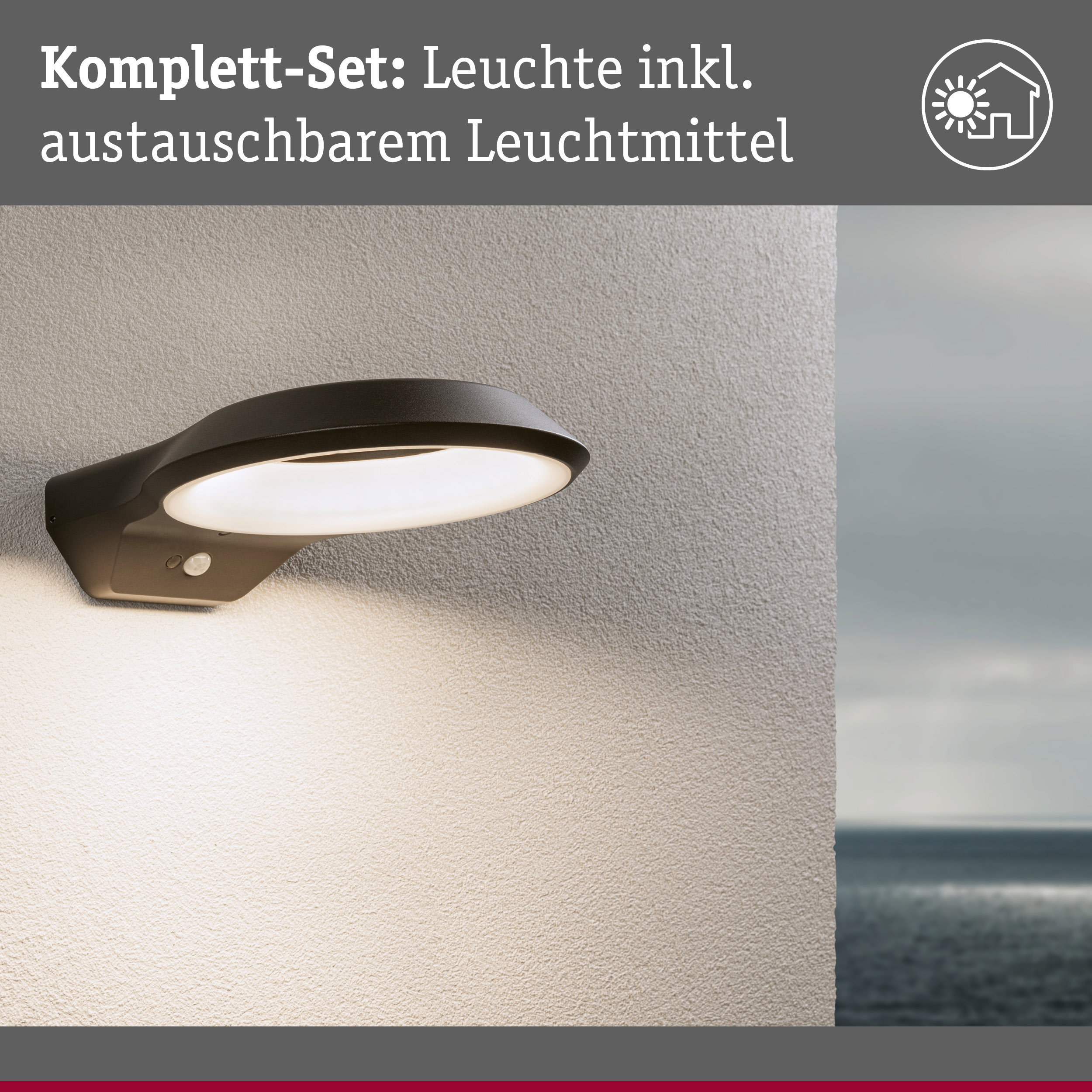 Schwarze Außenwandleuchte mit integriertem Bewegungsmelder und austauschbarem Leuchtmittel an Hauswand