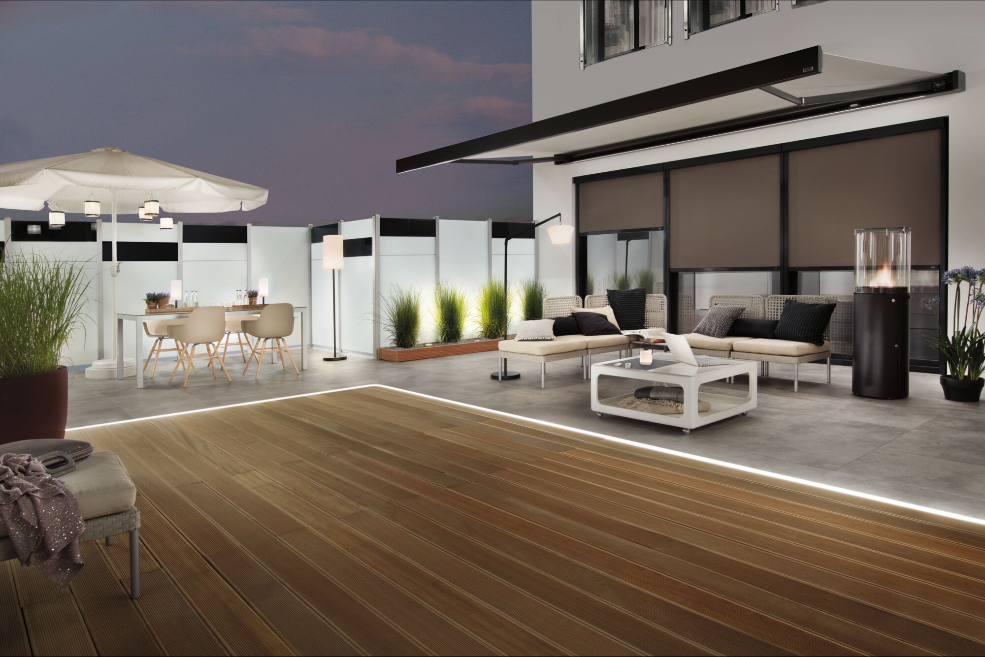 Moderne terras met houten vloer, LED-vloerverlichting, loungemeubilair en buitenstaande lampen