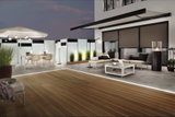 Moderne Terrasse mit Holzdeck, LED-Bodenbeleuchtung, Lounge-Möbeln und Stehlampen für Außenbereiche