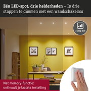 Drie dimbare LED-spots aan het plafond met wandschakelaar en geheugenfunctie voor lichtregeling