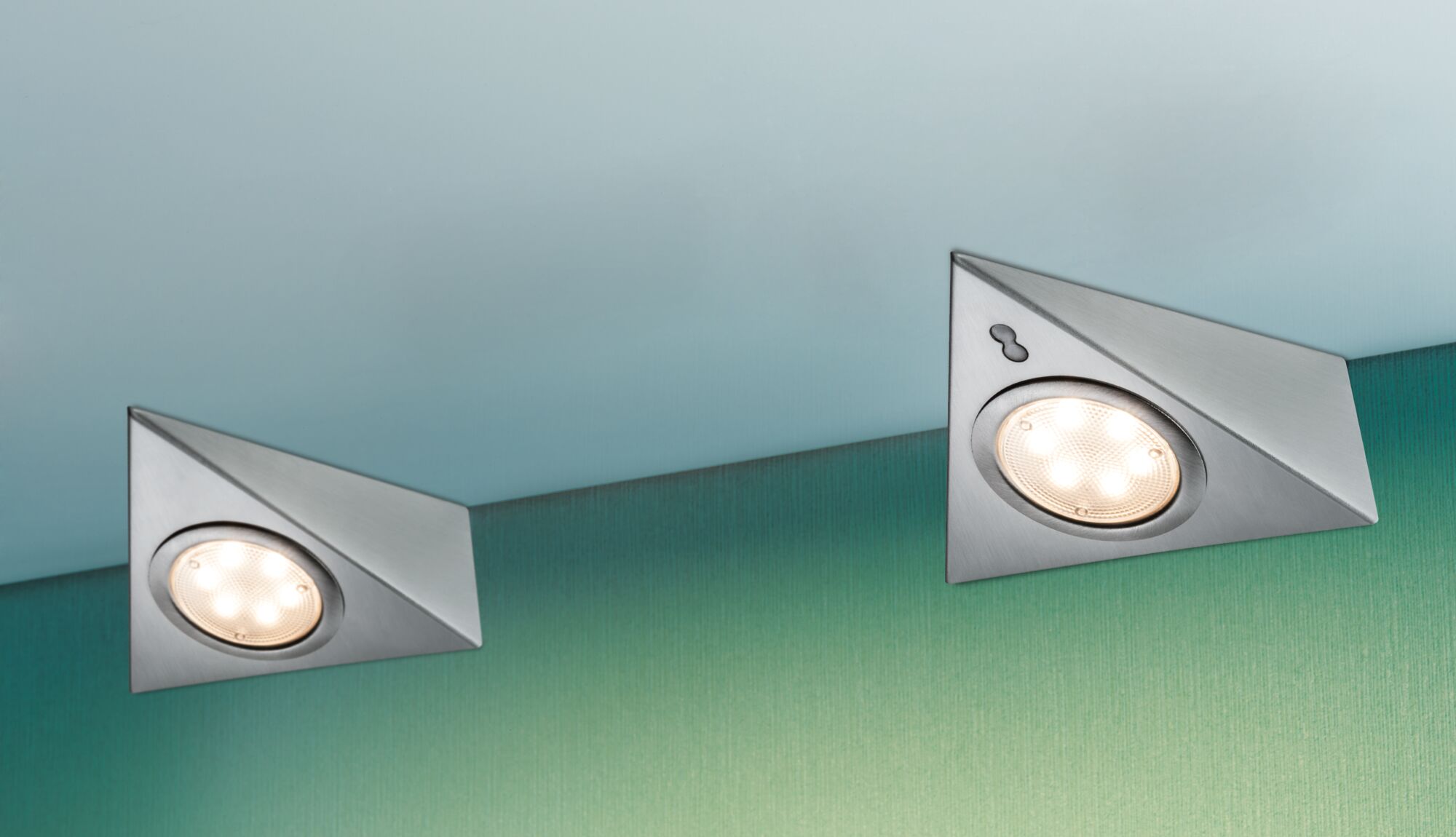 Zwei dreieckige Einbau-LED-Leuchten aus gebürstetem Edelstahl an Decke mit warmweißem Licht