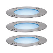 Drei runde LED-Einbauleuchten aus gebürstetem Edelstahl mit blauem Licht für Außenbereiche.