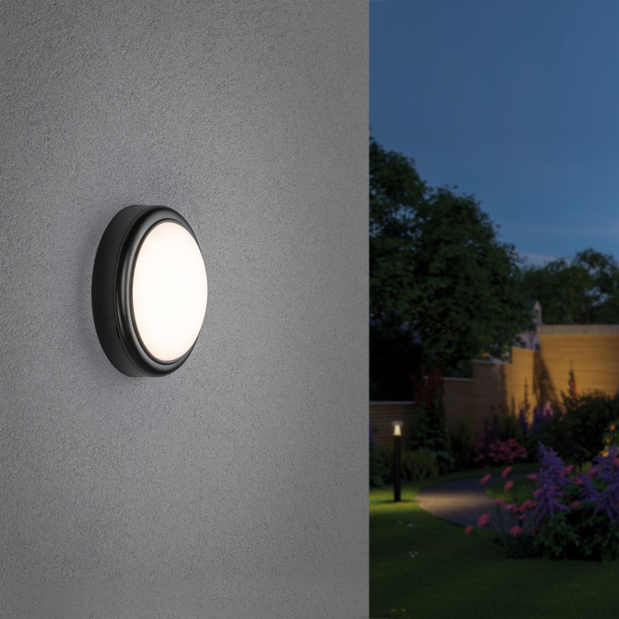 Applique murale extérieure ronde noire avec diffuseur blanc, éclairage LED moderne pour jardin et terrasse.