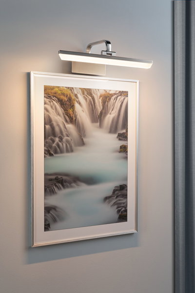 Applique LED moderne en acier inoxydable éclairant une photo de cascade sur mur gris pour intérieur