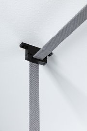 Schwarze Deckenhalterung mit grauem Textilband für flexible Beleuchtungssysteme von Paulmann.