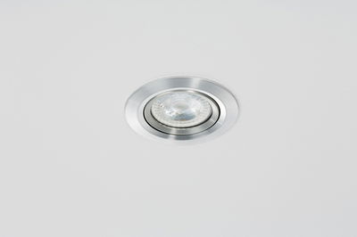 Runder Einbaustrahler aus gebürstetem Aluminium in Silber für moderne LED-Deckenbeleuchtung