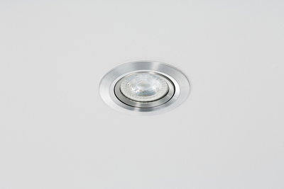 Runder Einbaustrahler aus gebürstetem Aluminium in Silber für moderne LED-Deckenbeleuchtung