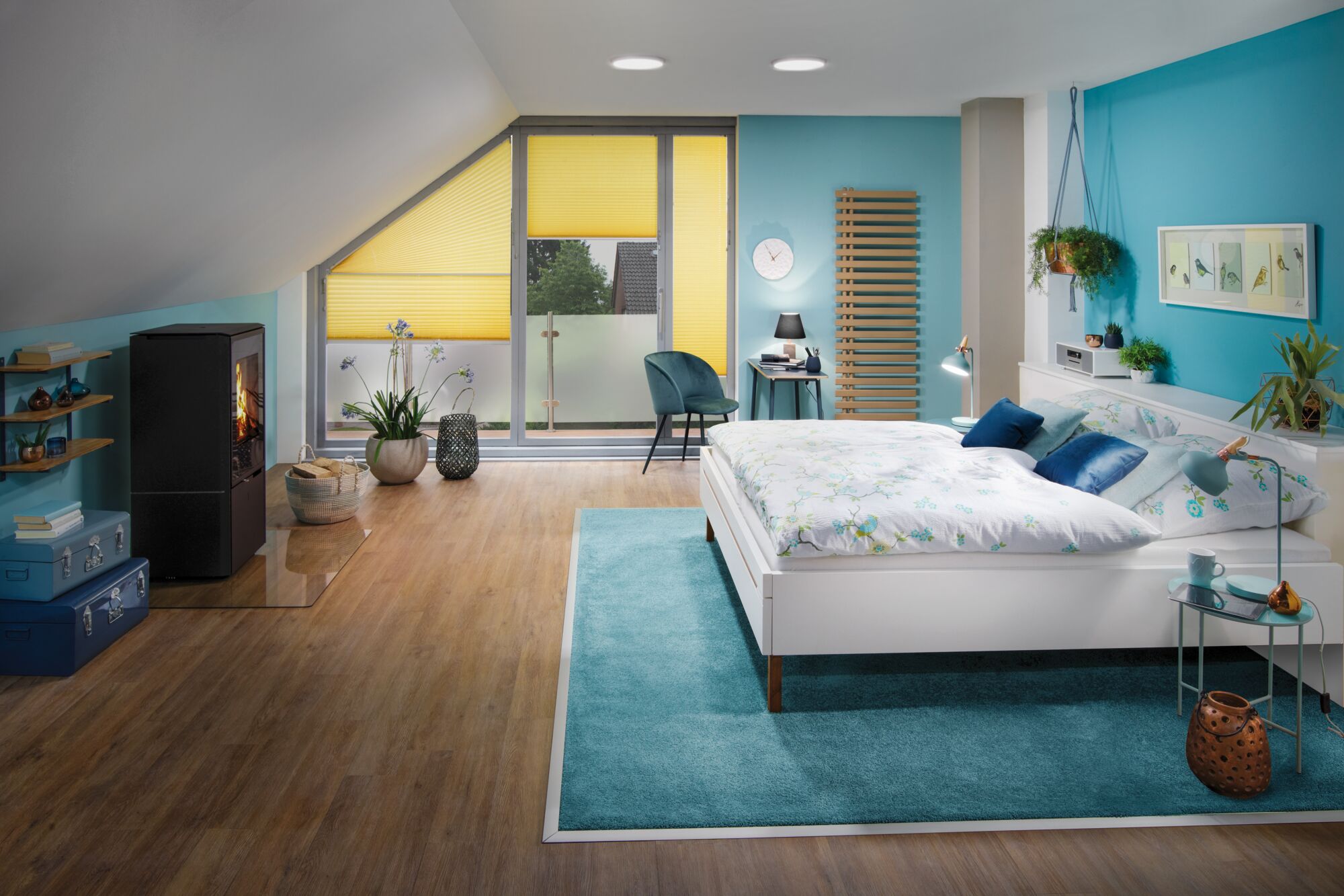Chambre moderne avec lit blanc, tapis bleu, stores plissés jaunes et sol en bois pour une ambiance chaleureuse
