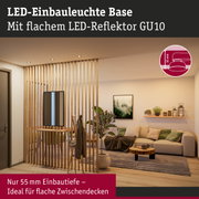 LED-Einbauleuchte Base mit flachem LED-Reflektor GU10 in modernem Wohnzimmer mit Holzlamellenwand