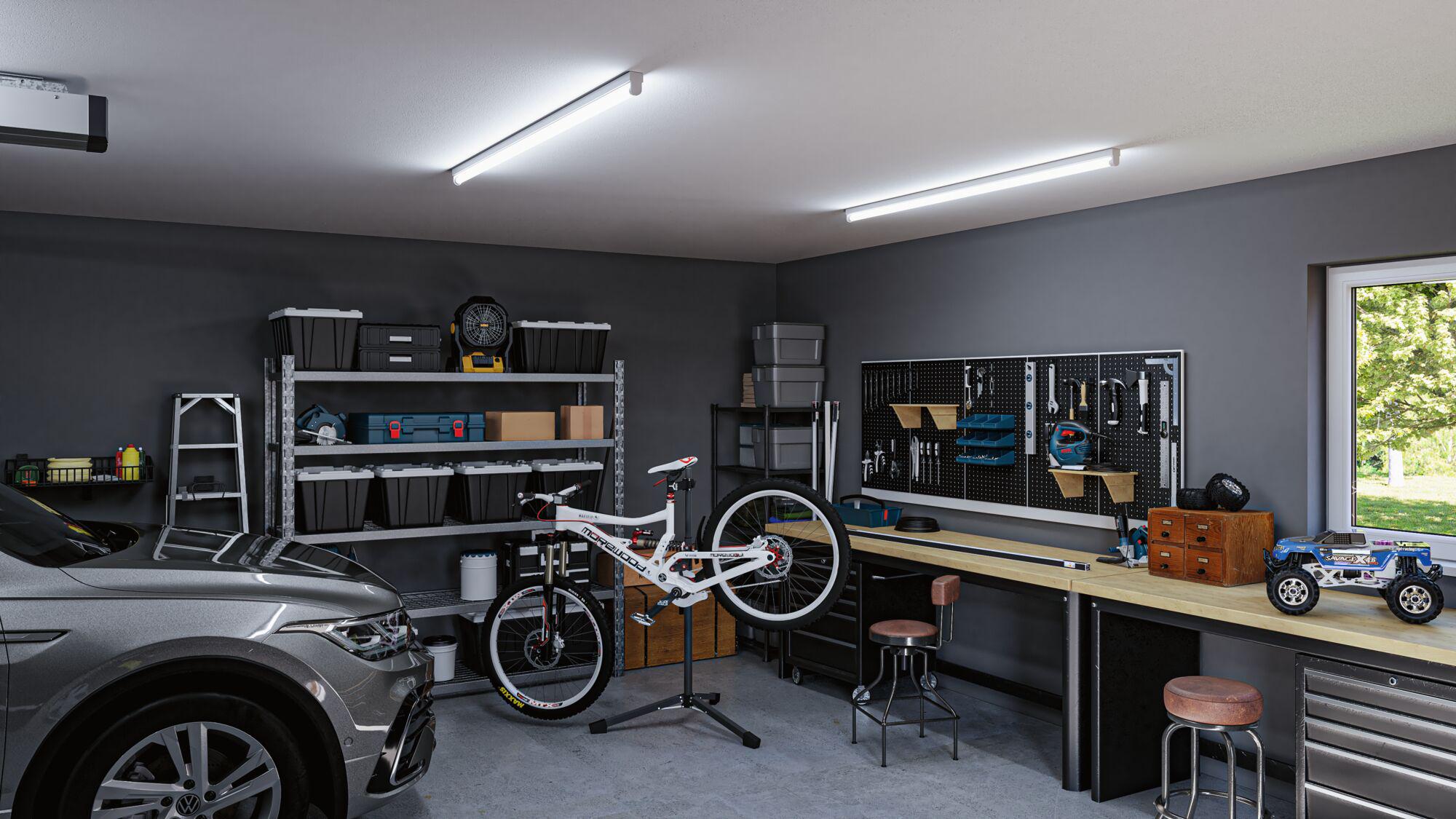 Moderne garage met grijze auto, witte mountainbike op standaard en werkbank met gereedschapsbord.