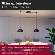 Modern ULine hangverlichtingssysteem met zwarte metalen kappen en rode kabels boven eettafel