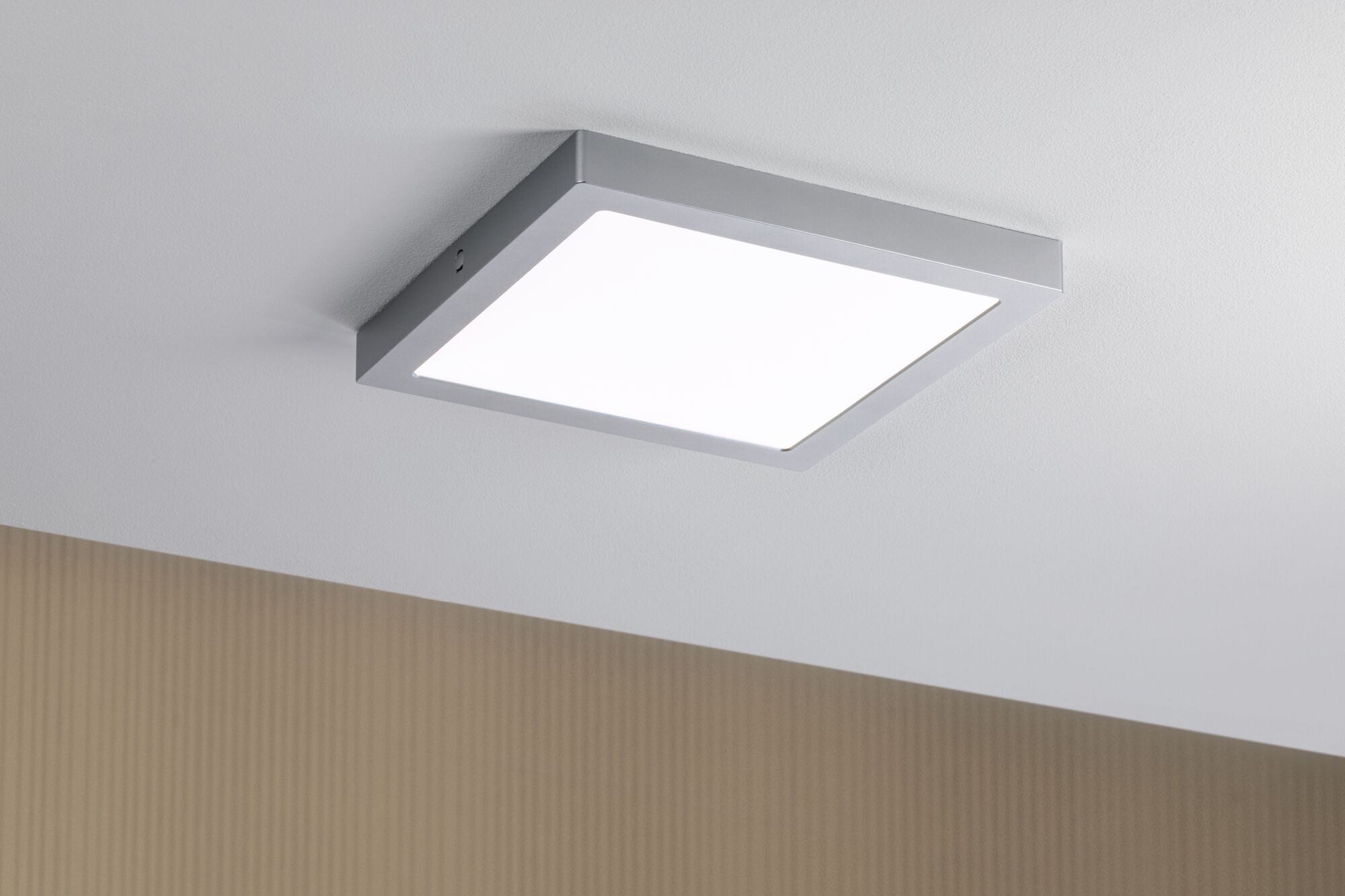 Quadratische Deckenleuchte aus silbernem Metall mit hellem LED-Licht für moderne Innenräume